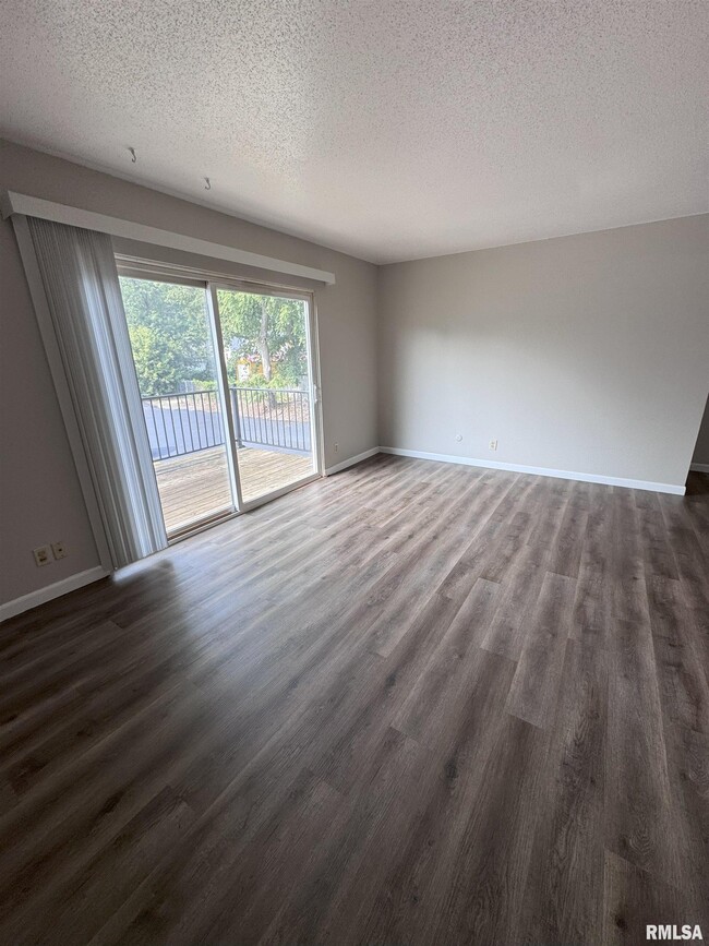 Building Photo - 5031 N Lakeside Pl