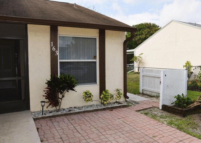 Building Photo - 163 Pinewood Ct