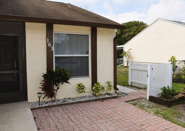 Foto del edificio - 163 Pinewood Ct