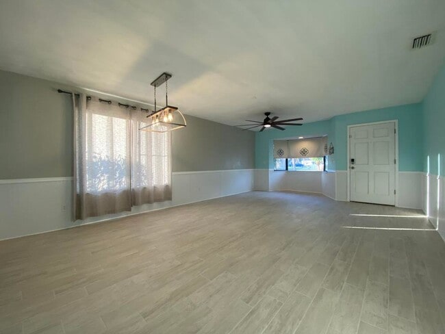 Building Photo - 3/2 Pool Home in Fairway Estates