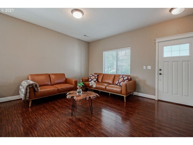 Foto del edificio - PET FRIENDLY! Spacious 4 Bed, 2.5 Bath Sin...