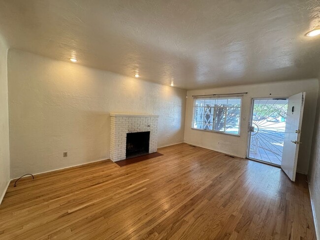 Building Photo - Stunning Nob Hill Bungalow!