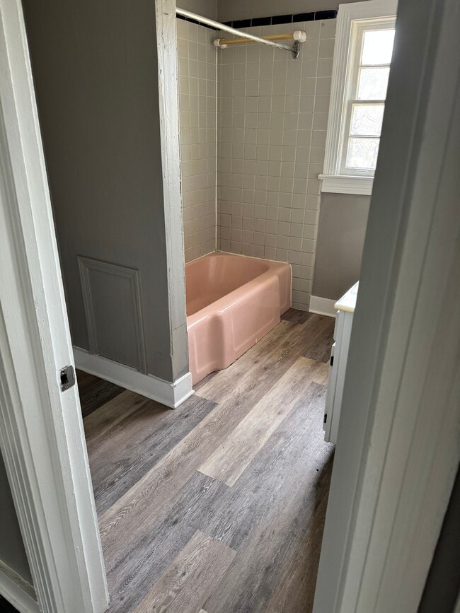 Building Photo - 611 E 19th St