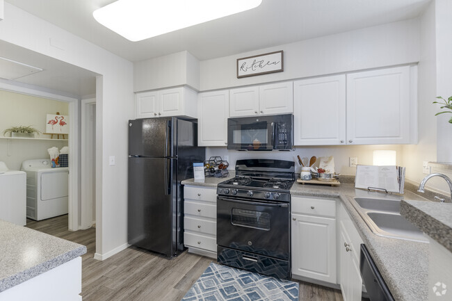 2BR, 2BA - 967SF - Kitchen - Vista Grove Apartments