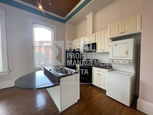 Building Photo - One Bedroom Apartment in Downtown With Ton...