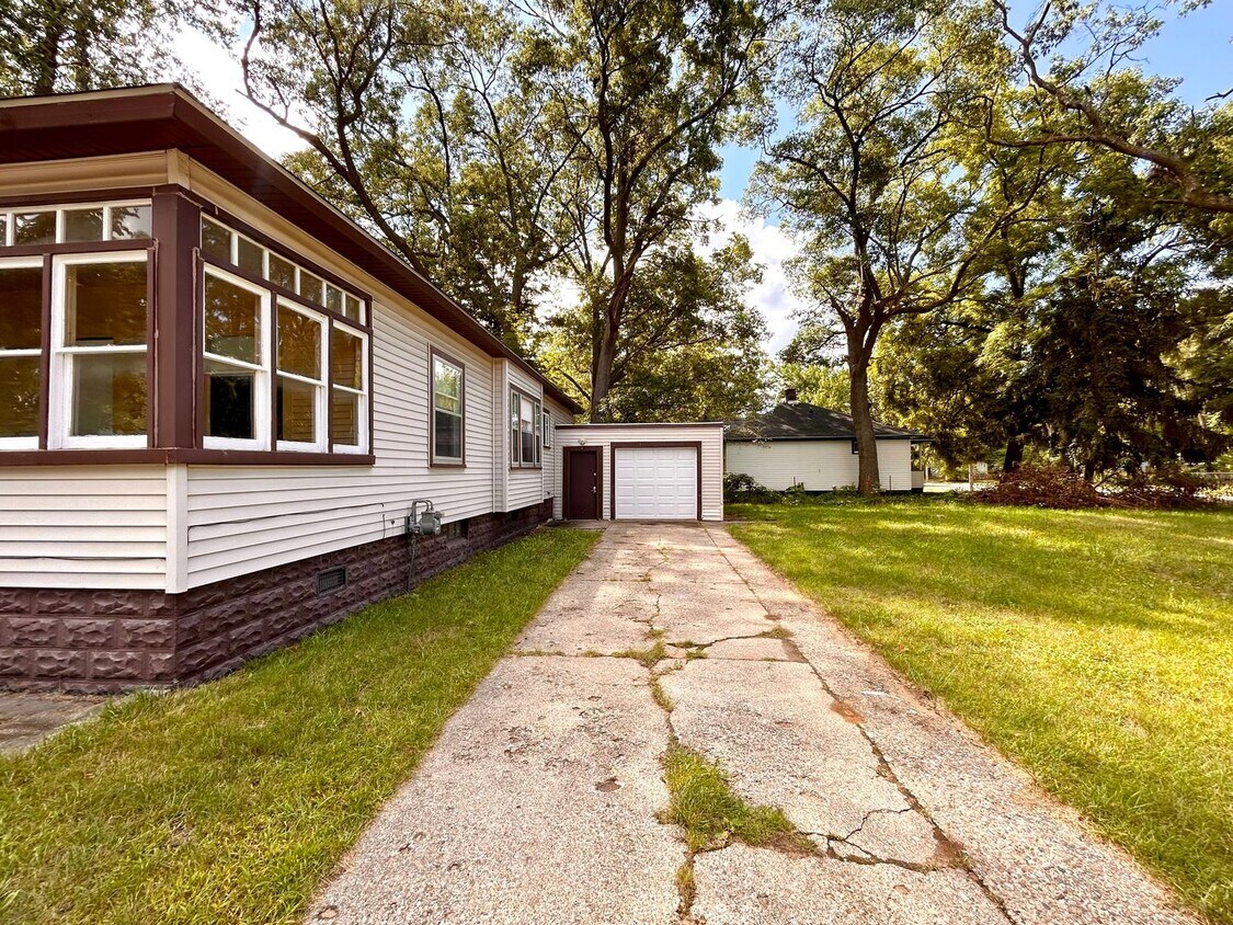 Foto principal - Three Bedroom Home in Muskegon Heights