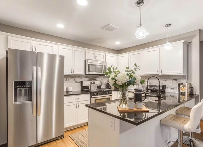 Building Photo - 2424 Lyndale Ave S