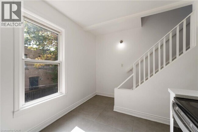Photo du bâtiment - 934 Barton St E