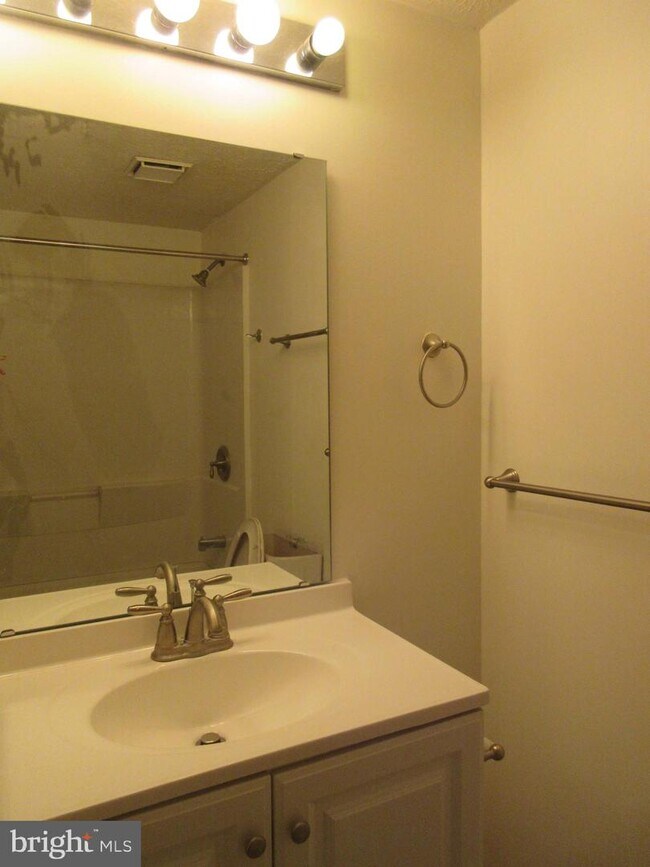 Foto del edificio - 9813 Fairmont Ave