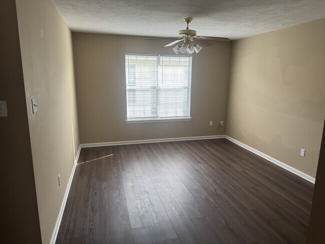 Building Photo - 3915 Ledbetter Dr