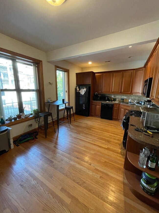 Foto del edificio - 3734-3736 N Sheffield Ave