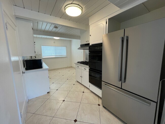 Building Photo - 23688 Jorgensen Ln