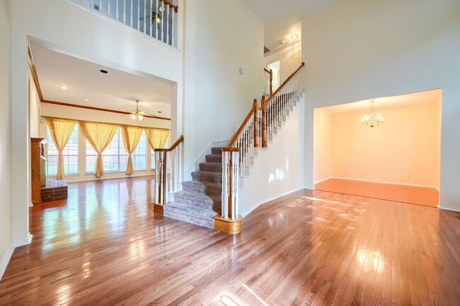 Foto del edificio - Stunning 5-Bedroom, 3-Bath Home with Over ...