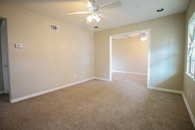 Foto del edificio - Stunning 3 Bed 1 Bath In Quiet Neighborhood: