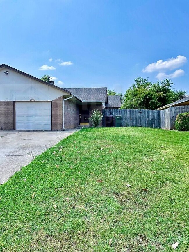 Building Photo - 7002 Woodlake Dr