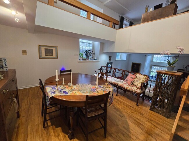 Building Photo - BEAUTIFUL BRIGHT TRI-LEVEL APARTMENT - OFF...