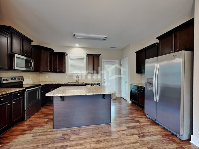 Foto del edificio - 407 Red Wood Rd