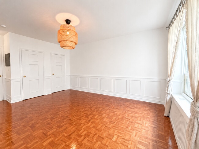 Living Area - 710 Spadina Av