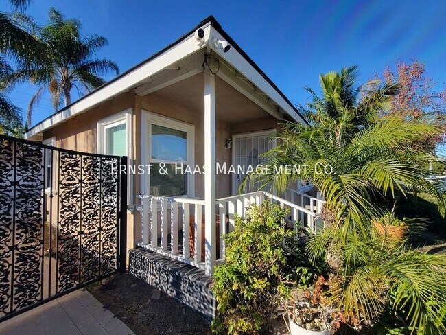 Building Photo - Beautifully Remodeled 3 Bedroom 2 Bath Lak...