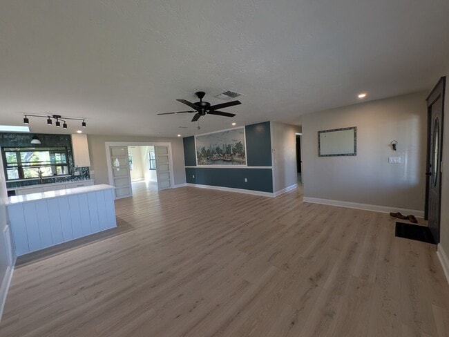 Building Photo - Gorgeous 3/2/2 Home, Great Location