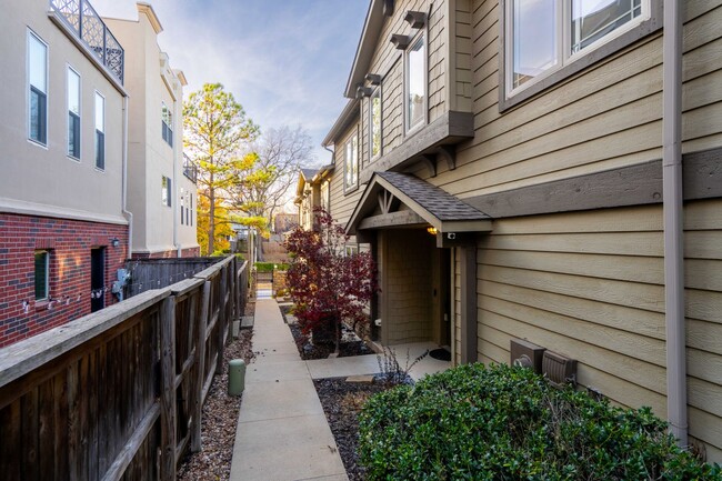 Foto del edificio - Luxurious townhouse on Cherry St!