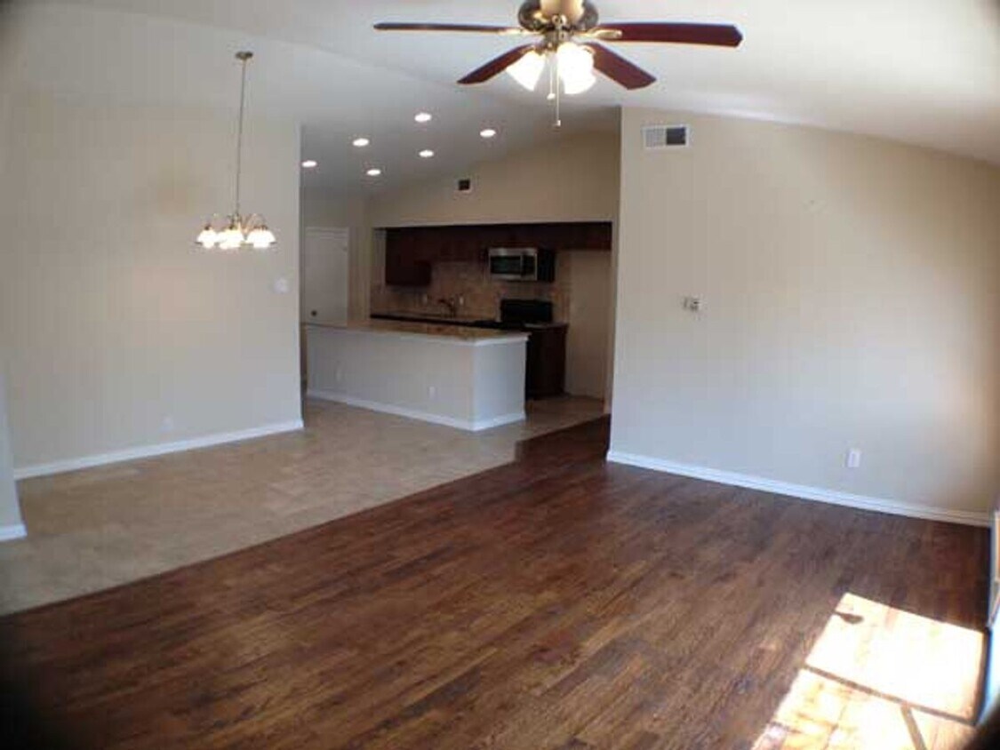 Building Photo - 3 Bed, 2 Bath. Hardwood floors, quartz cou...