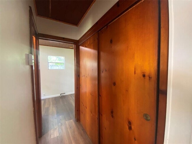 Building Photo - 1609 Matthews Ln