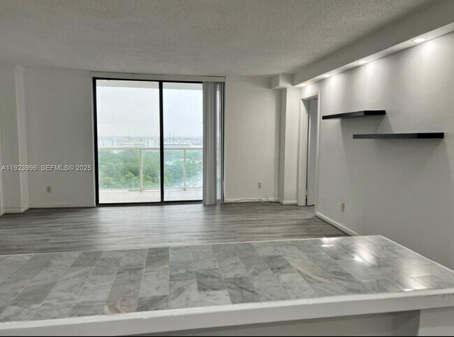 Foto del edificio - 13499 Biscayne Blvd