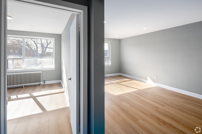 Building Photo - 2 Greentree Court
