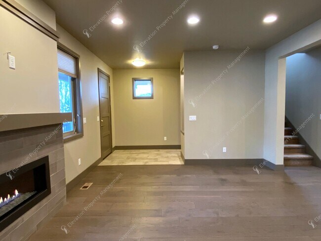 Building Photo - Designer-Finished Townhome Near COCC & NWX