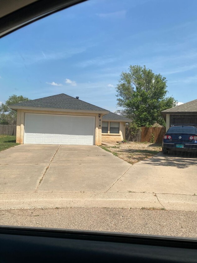 Foto principal - 3 Bedroom 2 Bath Home!