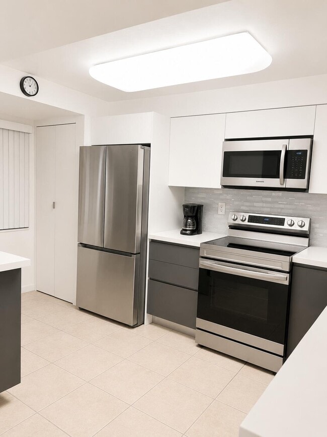 Building Photo - 450 Commodore Dr
