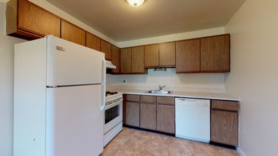 Colonial Point Apartments photo'