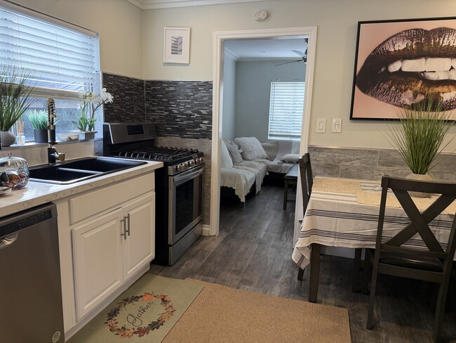 Foto del edificio - 1200 Tamarind Ave