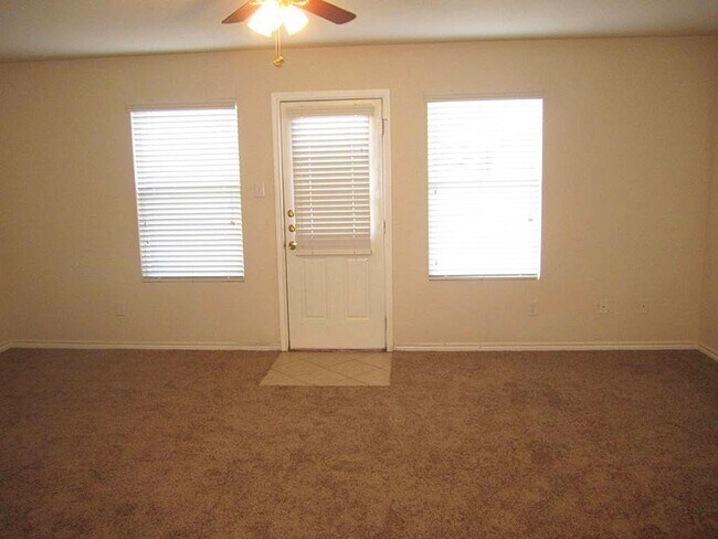 Building Photo - 511 Solomon Ln