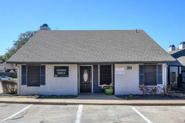 Building Photo - 210 W Tarrant Rd