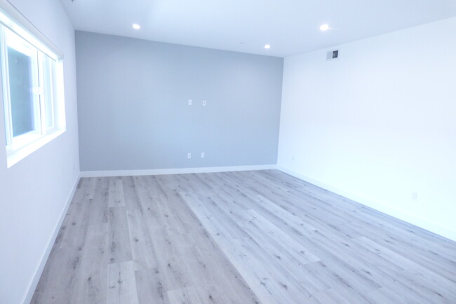 Building Photo - 947 Wilcox Ave