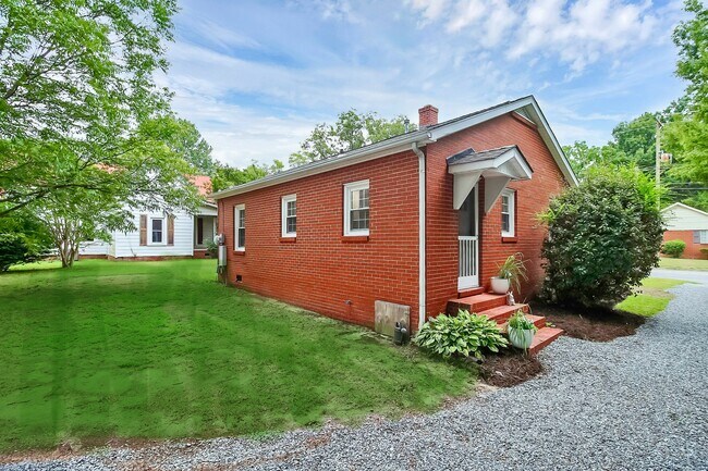 Building Photo - 616 E Iredell Ave