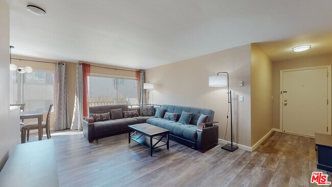 Foto del edificio - 8740 Tuscany Ave
