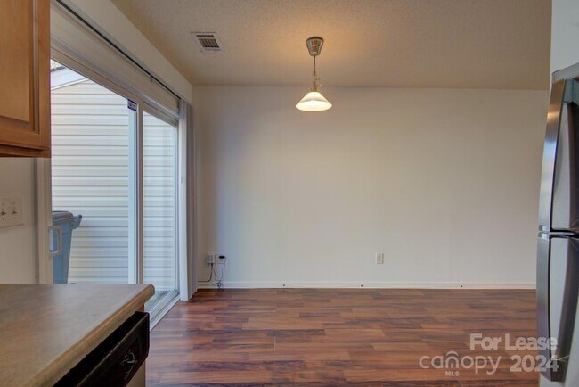Foto del edificio - 11215 Grass Field Rd