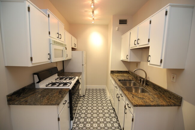Building Photo - One Bedroom Condo on Eastern Parkway