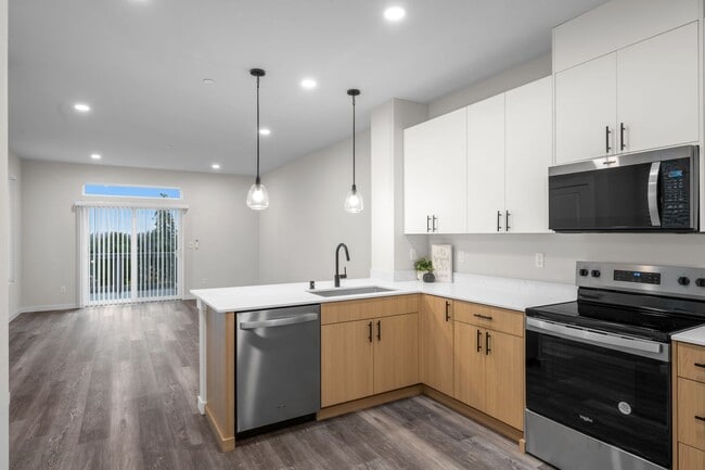 Foto del edificio - New Construction Luxury Townhome - Bright & Sunny End Unit