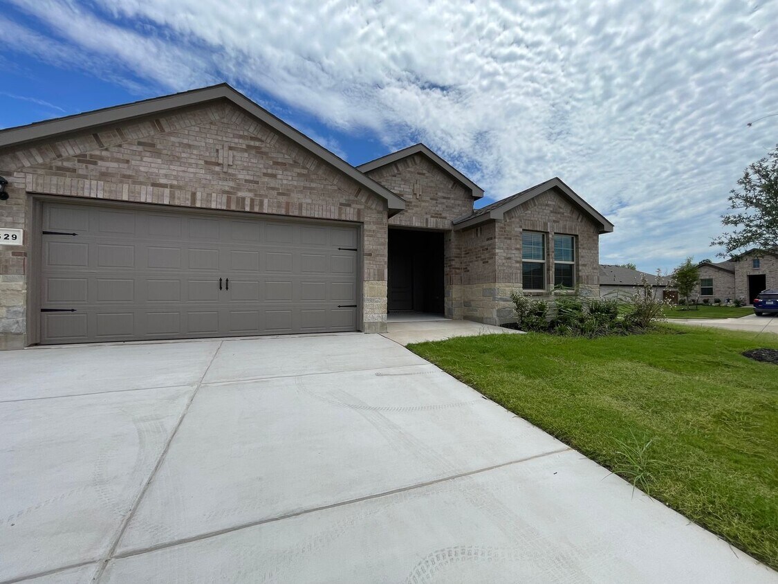 Primary Photo - AVAILABLE NOW NEW CONSTRUCTION 3 BEDROOM 2...