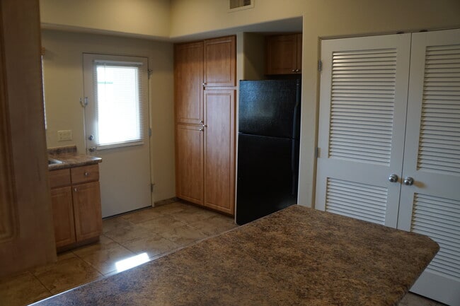 KITCHEN - 1435 W Kilburn St