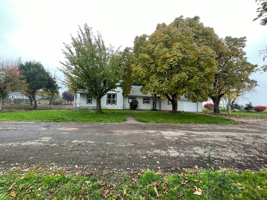 Primary Photo - 711 W G St