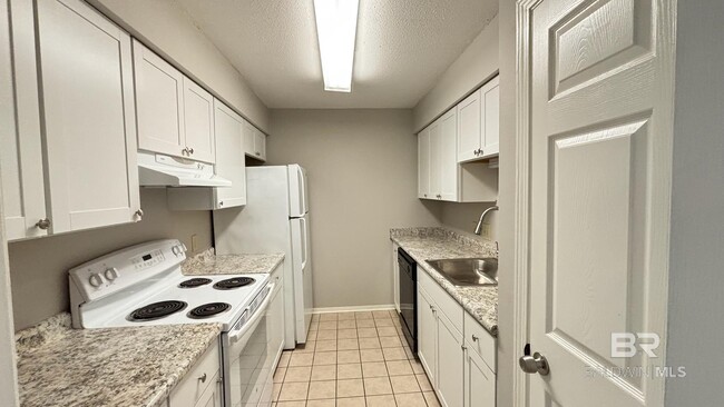 Building Photo - 512 Lake Forest Blvd