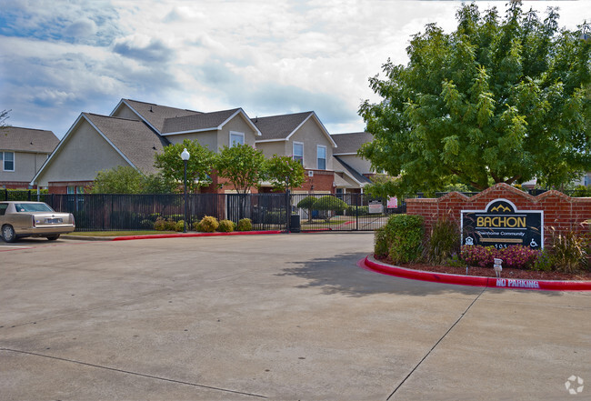 Foto del edificio - Bachon Townhomes