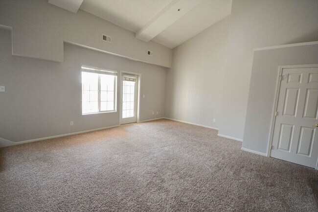 Foto del edificio - Great Willows loft-style condo w/oversize ...