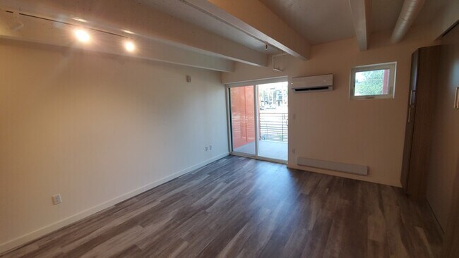 Building Photo - Beautifully Remolded Studio in Convenient Neighborhood