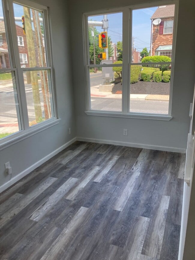 Building Photo - Fully renovated 3 bedroom, 2.5 bathroom en...